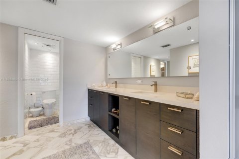 Condo in Miami, Florida, 2 bedrooms  № 1821650 - photo 20