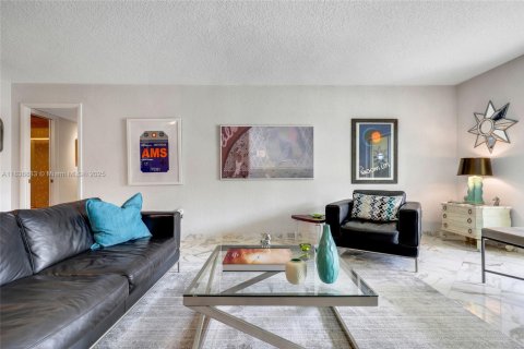 Condo in Miami, Florida, 2 bedrooms  № 1821650 - photo 13