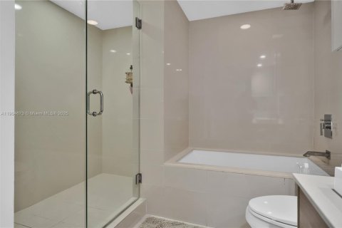 Condo in Miami, Florida, 3 bedrooms  № 1955895 - photo 25