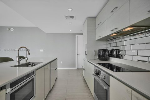 Condo in Miami, Florida, 3 bedrooms  № 1955895 - photo 11