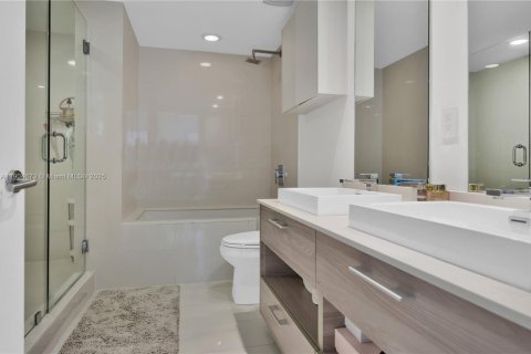 Condo in Miami, Florida, 3 bedrooms  № 1955895 - photo 30