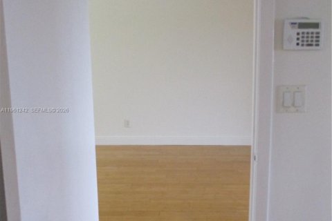 Condo in Oakland Park, Florida, 2 bedrooms  № 2024293 - photo 23