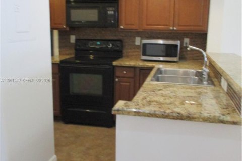 Condo in Oakland Park, Florida, 2 bedrooms  № 2024293 - photo 11