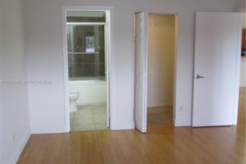 Condo in Oakland Park, Florida, 2 bedrooms  № 2024293 - photo 16