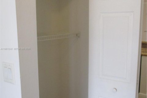 Condo in Oakland Park, Florida, 2 bedrooms  № 2024293 - photo 29