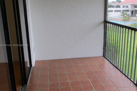 Condo in Oakland Park, Florida, 2 bedrooms  № 2024293 - photo 22