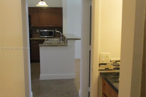 Condo in Oakland Park, Florida, 2 bedrooms  № 2024293 - photo 19