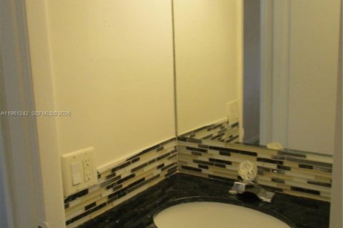 Condo in Oakland Park, Florida, 2 bedrooms  № 2024293 - photo 28
