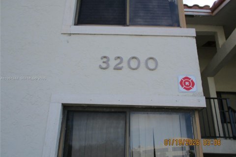 Condo in Oakland Park, Florida, 2 bedrooms  № 2024293 - photo 4