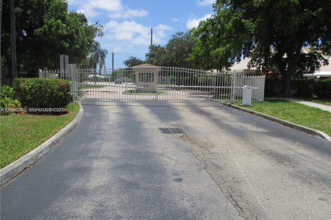 Condo in Oakland Park, Florida, 2 bedrooms  № 2024293 - photo 3