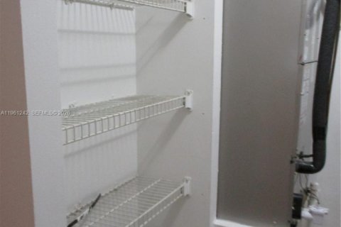 Condo in Oakland Park, Florida, 2 bedrooms  № 2024293 - photo 26