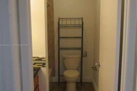 Condo in Oakland Park, Florida, 2 bedrooms  № 2024293 - photo 27