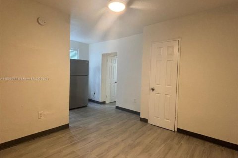 Снять в аренду квартиру в Майами, Флорида 1 спальня, 37.16м2, № 1944628 - фото 2