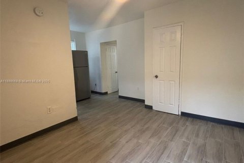 Снять в аренду квартиру в Майами, Флорида 1 спальня, 37.16м2, № 1944628 - фото 5