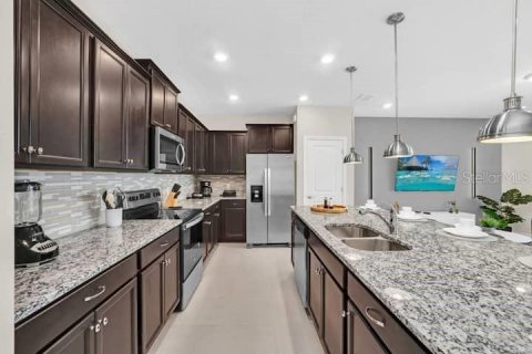 Townhouse in Davenport, Florida 5 bedrooms, 210.8 sq.m. № 1562757 - photo 11