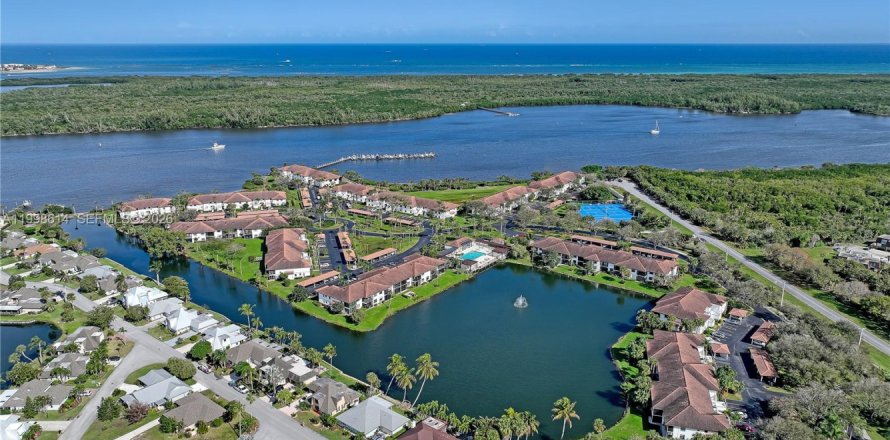 Кондоминиум с 2 спальнями в Стьюарт, Флорида № 2060694