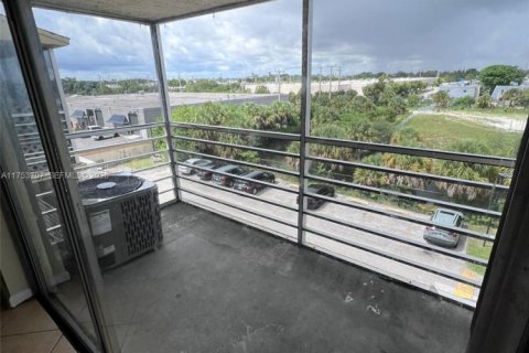 Condo in Lauderdale Lakes, Florida, 1 bedroom № 1693476 - photo 9