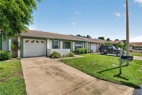 Townhouse in Bradenton, Florida 2 bedrooms, 107.4 sq.m. № 2391587 - photo 3