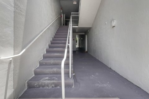 Condo in Pembroke Pines, Florida, 2 bedrooms  № 1221212 - photo 1