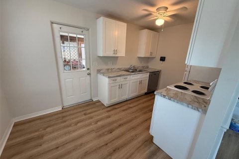 House in Bradenton, Florida 2 bedrooms, 94.57 sq.m. № 2237959 - photo 3