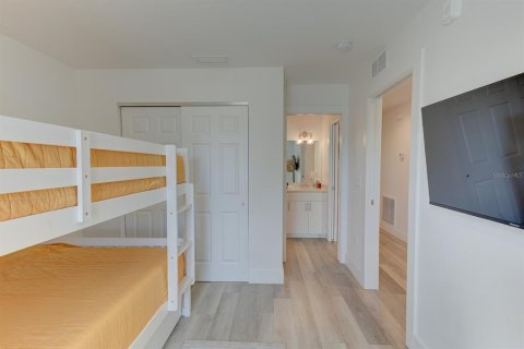 Condo in Madeira Beach, Florida, 3 bedrooms  № 2214991 - photo 27