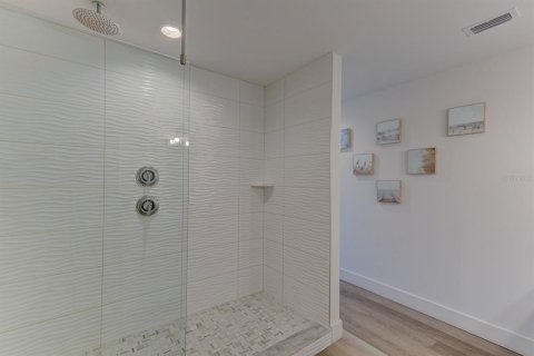 Condo in Madeira Beach, Florida, 3 bedrooms  № 2214991 - photo 17