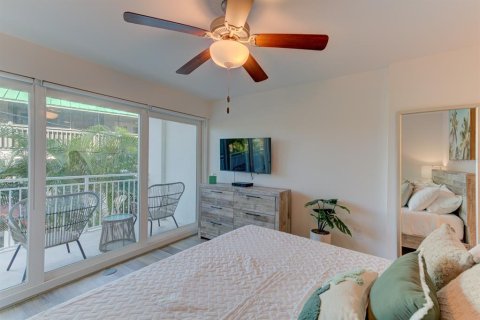 Condo in Madeira Beach, Florida, 3 bedrooms  № 2214991 - photo 14