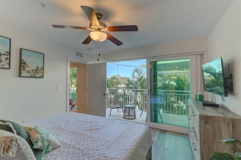 Condo in Madeira Beach, Florida, 3 bedrooms  № 2214991 - photo 15