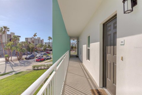 Condo in Madeira Beach, Florida, 3 bedrooms  № 2214991 - photo 4