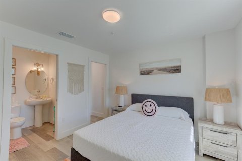 Condo in Madeira Beach, Florida, 3 bedrooms  № 2214991 - photo 20