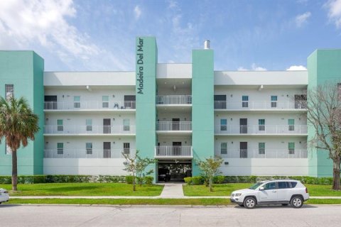 Condo in Madeira Beach, Florida, 3 bedrooms  № 2214991