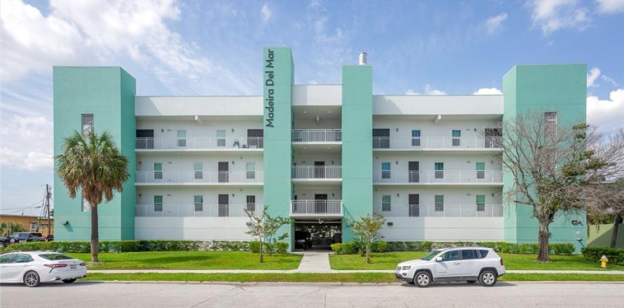Condo in Madeira Beach, Florida, 3 bedrooms  № 2214991