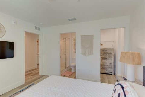 Condo in Madeira Beach, Florida, 3 bedrooms  № 2214991 - photo 21