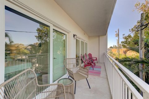 Condo in Madeira Beach, Florida, 3 bedrooms  № 2214991 - photo 12