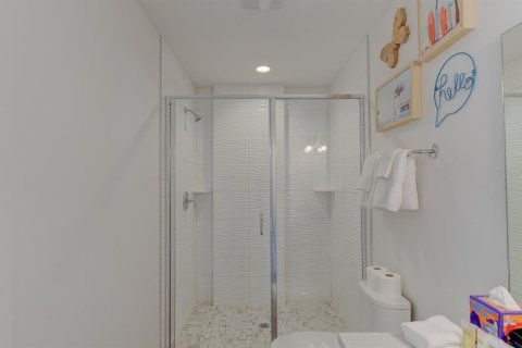 Condo in Madeira Beach, Florida, 3 bedrooms  № 2214991 - photo 29