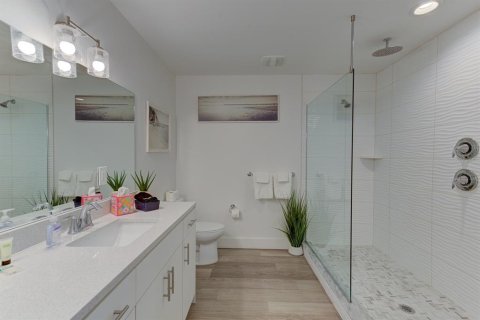 Condo in Madeira Beach, Florida, 3 bedrooms  № 2214991 - photo 16