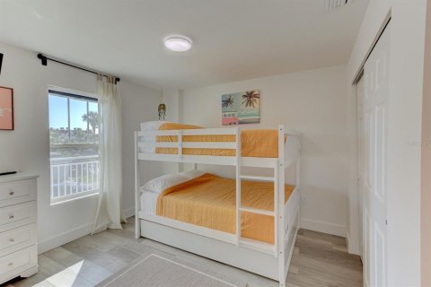 Condo in Madeira Beach, Florida, 3 bedrooms  № 2214991 - photo 25