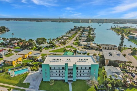 Condo in Madeira Beach, Florida, 3 bedrooms  № 2214991 - photo 2