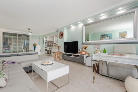 Copropriété à louer à Hallandale Beach, Floride: 1 chambre, 80.82 m2 № 2386987 - photo 4