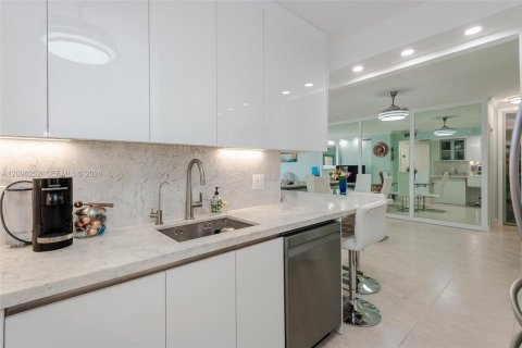 Copropriété à louer à Hallandale Beach, Floride: 1 chambre, 80.82 m2 № 2386987 - photo 11