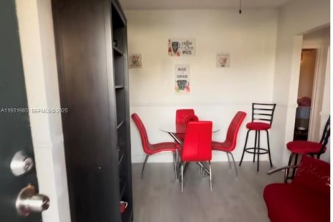 Дом в Майами, Флорида 2 спальни, 55.74м2 № 2034689