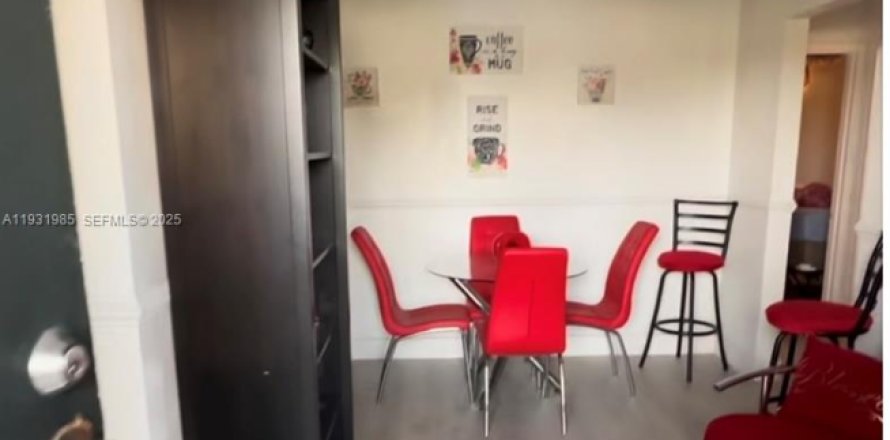 Дом в Майами, Флорида 2 спальни, 55.74м2 № 2034689