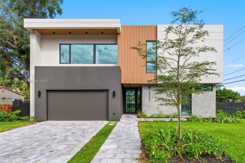 House in Miami, Florida 4 bedrooms, 331.01 sq.m. № 2038728