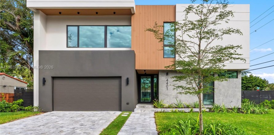 House in Miami, Florida 4 bedrooms, 331.01 sq.m. № 2038728