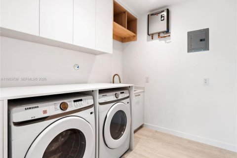 House in Miami, Florida 4 bedrooms, 331.01 sq.m. № 2038728 - photo 20