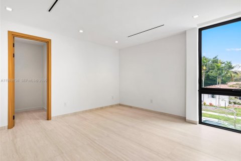 House in Miami, Florida 4 bedrooms, 331.01 sq.m. № 2038728 - photo 16