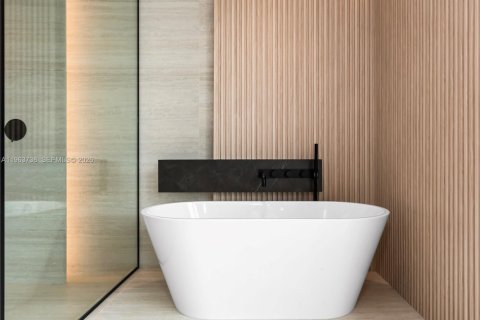 House in Miami, Florida 4 bedrooms, 331.01 sq.m. № 2038728 - photo 11