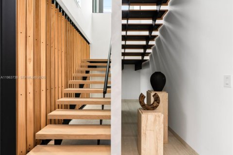 House in Miami, Florida 4 bedrooms, 331.01 sq.m. № 2038728 - photo 4