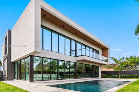 House in Miami, Florida 4 bedrooms, 331.01 sq.m. № 2038728 - photo 3