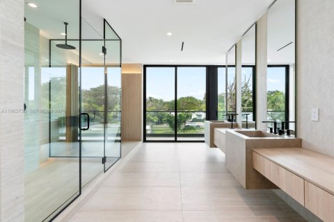 House in Miami, Florida 4 bedrooms, 331.01 sq.m. № 2038728 - photo 9